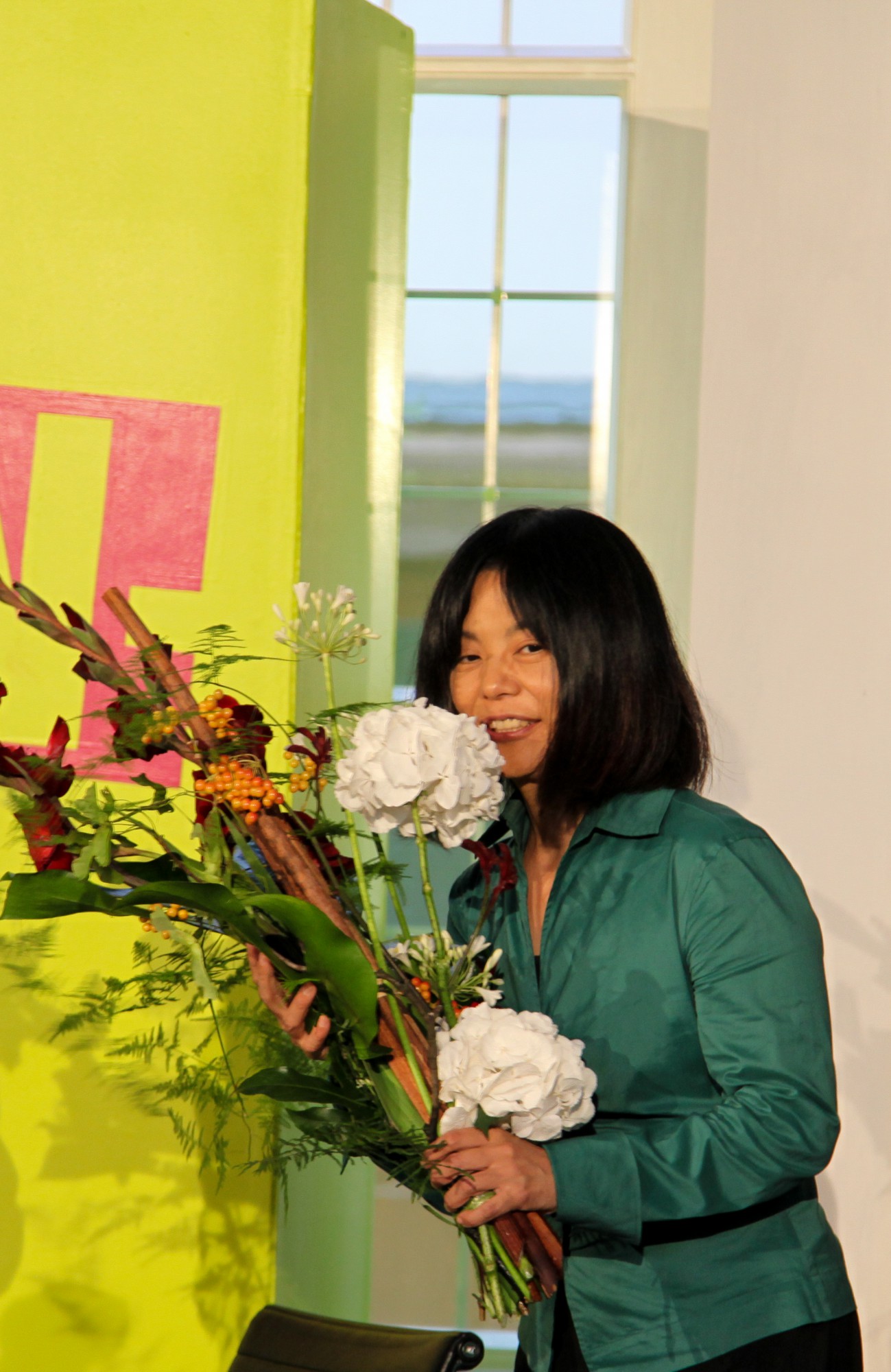 Yoko Tawada mit Blumenstrauß