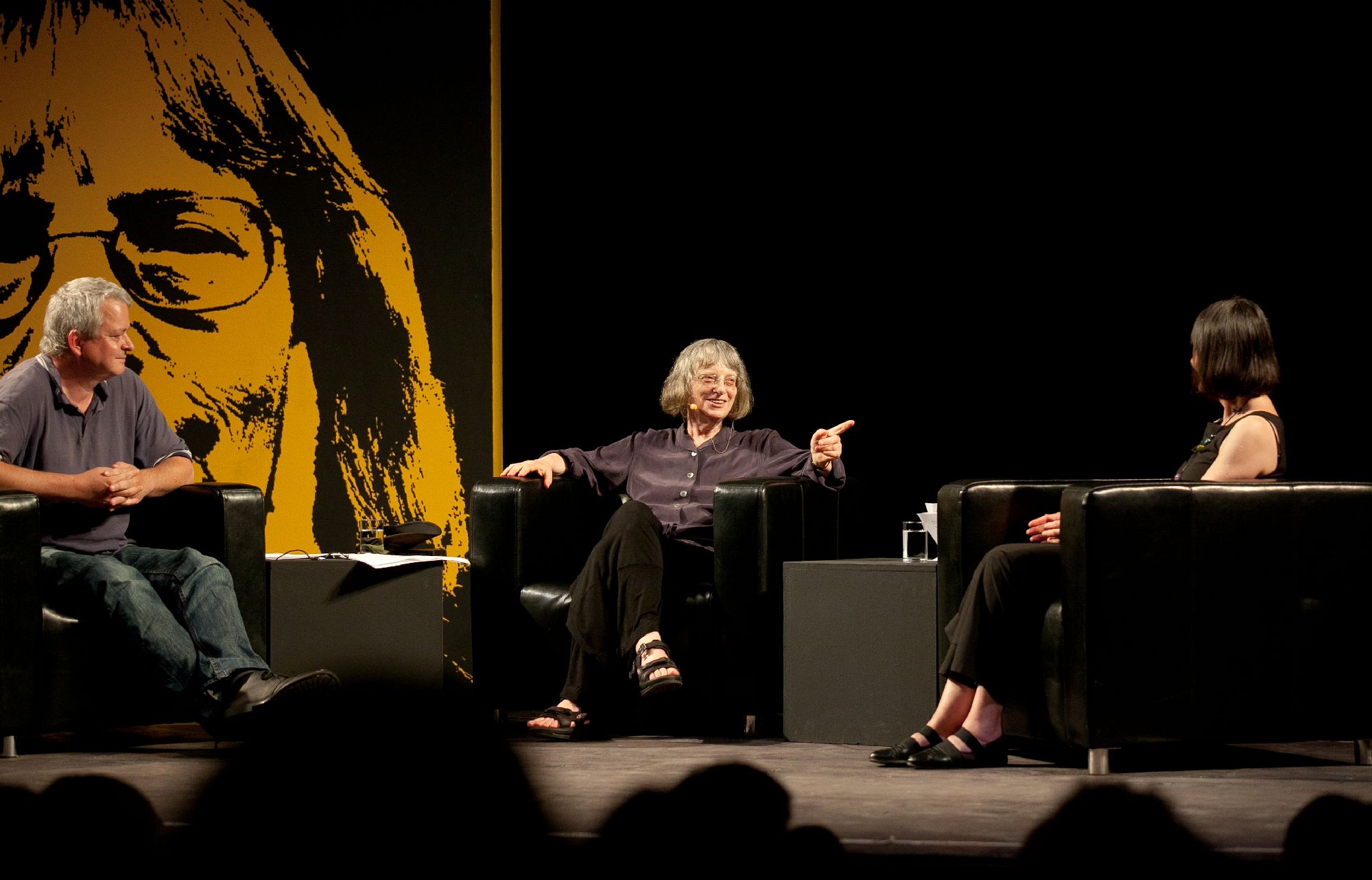 Ulf Stolterfoht, Elke Erb und Ilma Rakusa sitzen in Sesseln und sind im Gespräch