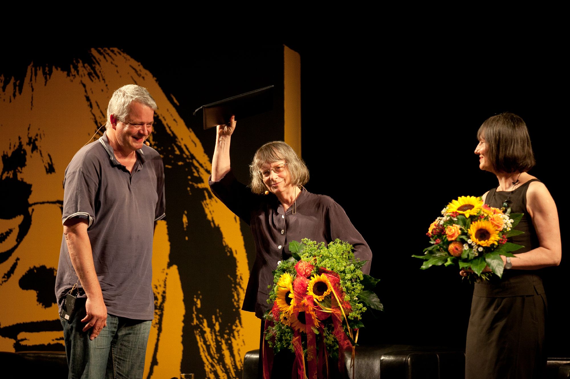 Ulf Stolterfoht, Elke Erb und Ilma Rakusa, beide Frauen mit einem Blumenstrauß