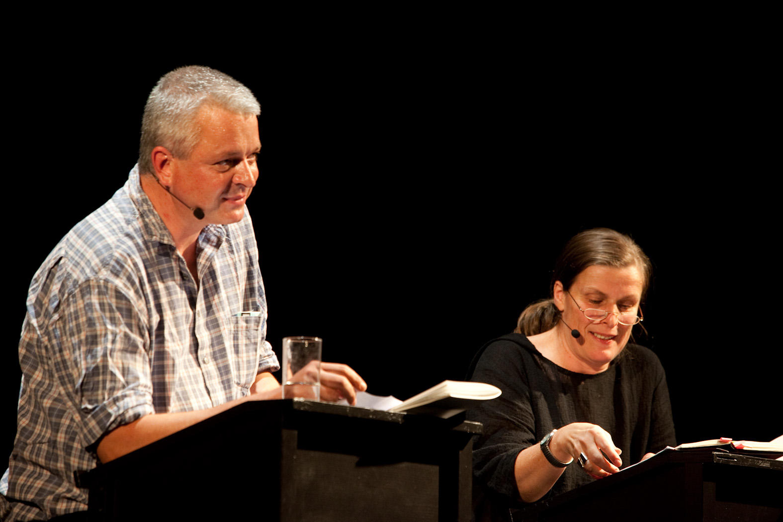 Ulf Stolterfoht und Barbara Köhler stehen am Rednerpult und lesen aus Büchern